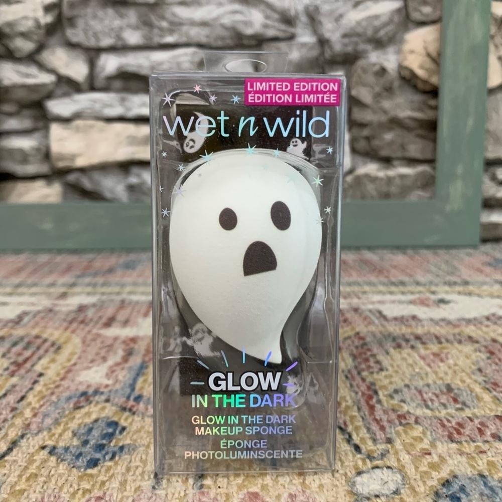 Wet x Wild Fantasy Makers Ghost Glow in the Dark Makeup Sponge Limited Edition